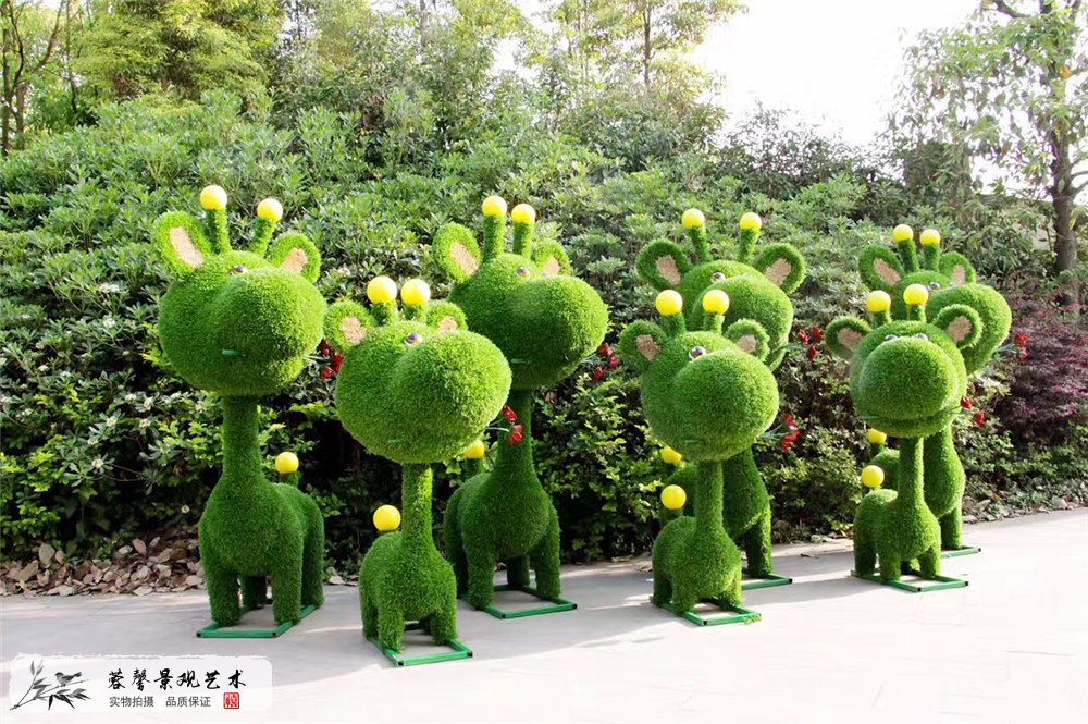 成都仿真绿植动物造型绿雕，萌宠小鹿 (1)